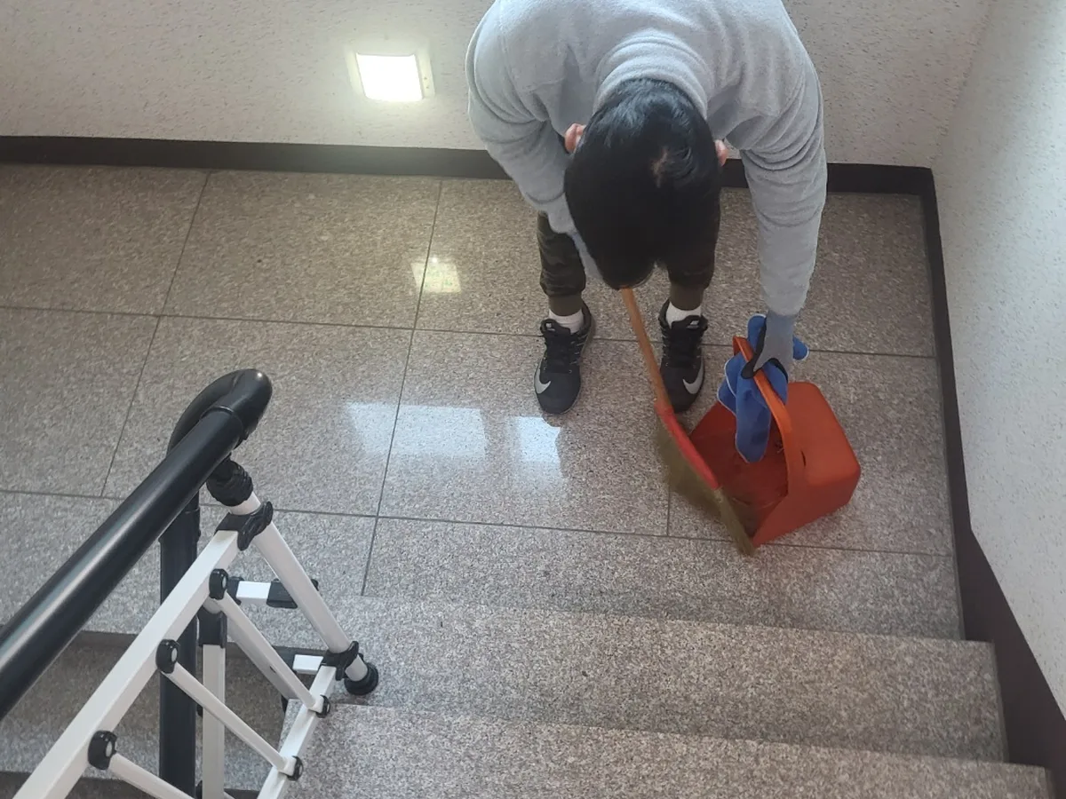 보은군 보은읍 빌라 공동현관 장비 주변 정밀 위생청소 사례 - 행진크린