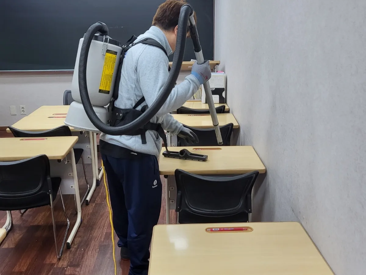 보은군 속리산면 학교 현관·중앙홀 바닥 위생청소 사례 - 행진크린