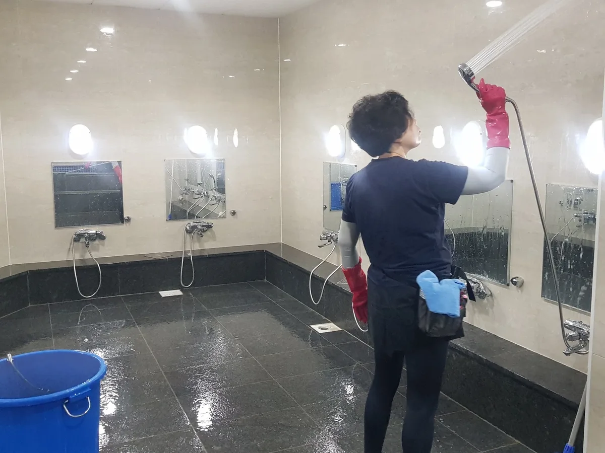 단양군 매포읍 목욕탕 탈의실·파우더룸 바닥 위생청소 사례 - 행진크린
